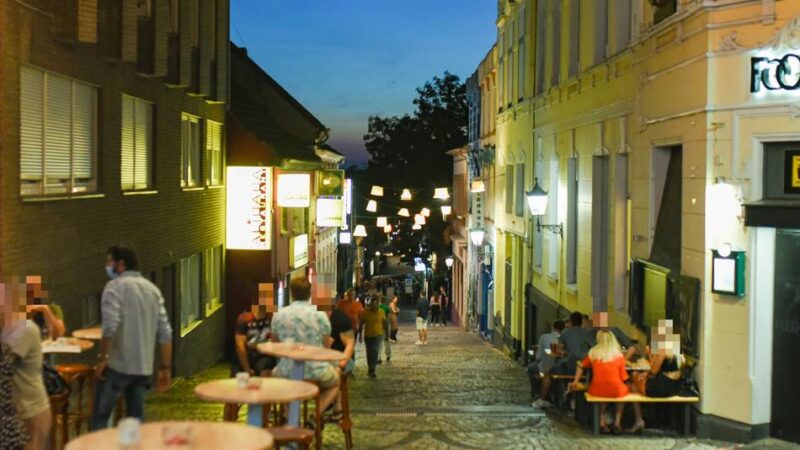 Gefährliche Körperverletzung: Gruppen-Schlägerei vor einer Altstadt-Bar