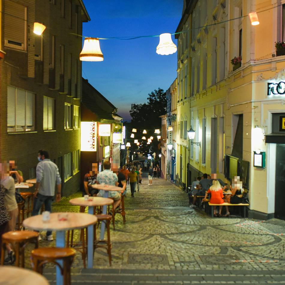Gefährliche Körperverletzung: Gruppen-Schlägerei vor einer Altstadt-Bar
