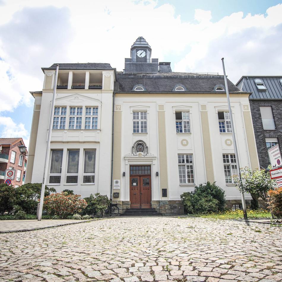 Historisches Rathaus Wevelinghoven: Stadt pocht auf Nutzungsrecht und beruhigt – wie ein Rechtsanwalt die Lage einschätzt