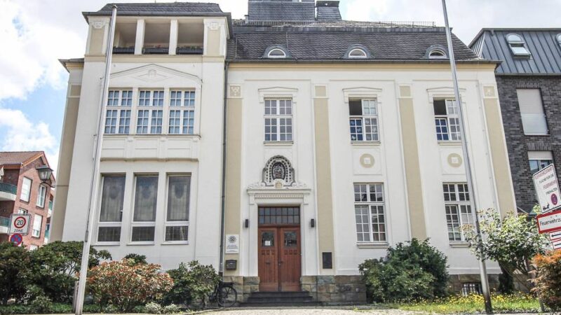 Vereine sind alarmiert: Das historische Rathaus von Wevelinghoven steht zum Verkauf