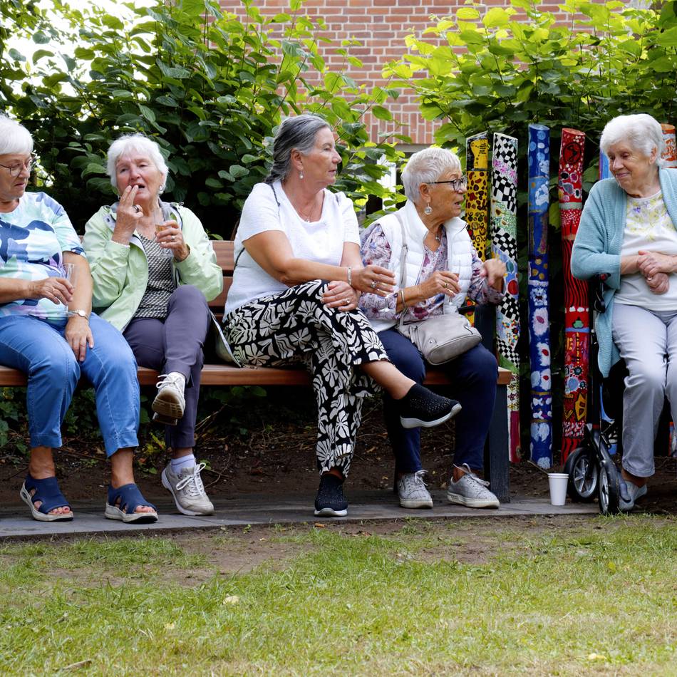 Plauderbank gegen Einsamkeit: Ein Sitzplatz der Begegnung für Sonsbeck