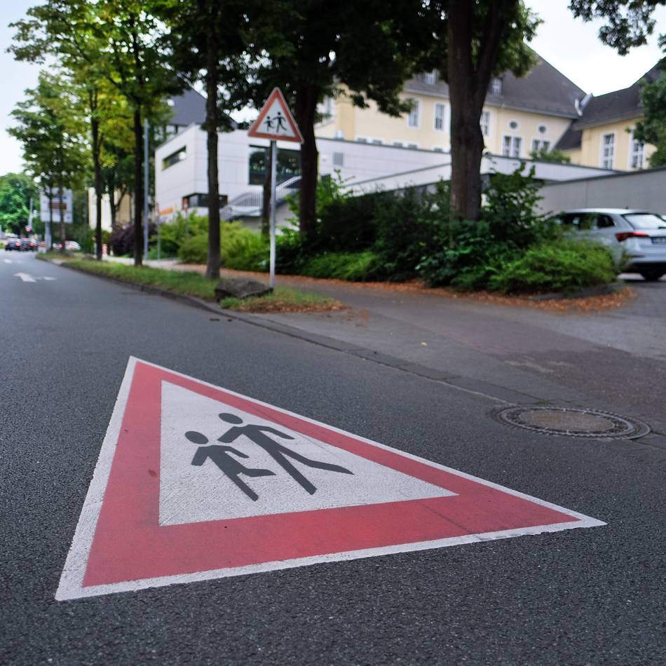 An der Anne-Frank-Schule: BU: Tempo 30 nur zu bestimmten Zeiten