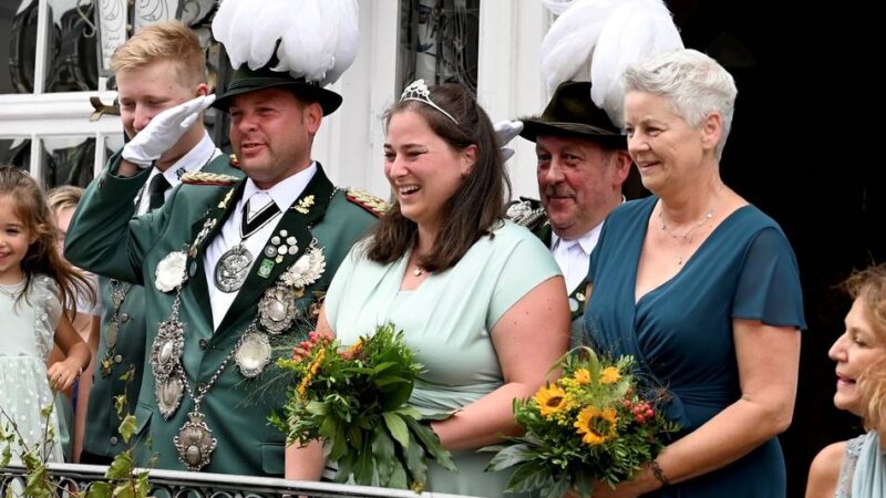Schützen-Umzug in Hückeswagen: Schützenkönig salutiert zum Festzug vom „Alten Markt“ aus