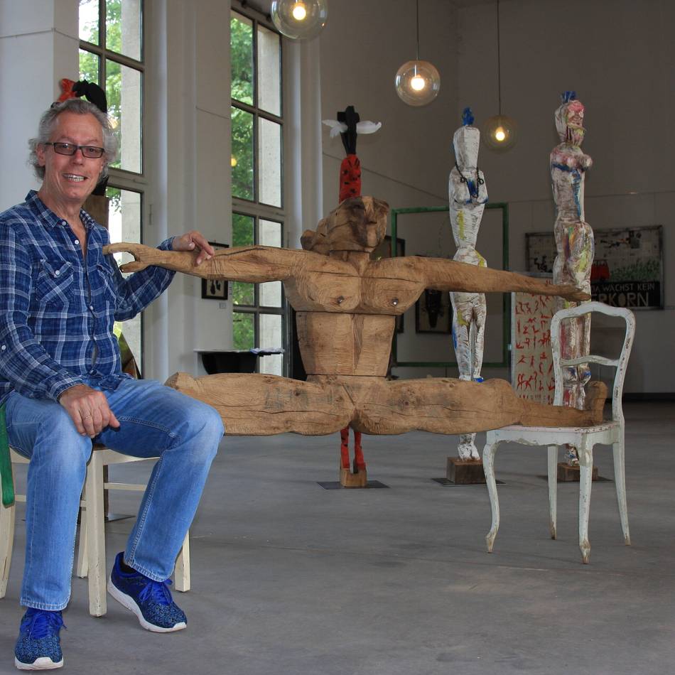 Kunstausstellung in Düsseldorf: Jürgen Brockerhoff zeigt Kettensägenkunst im Ballhaus
