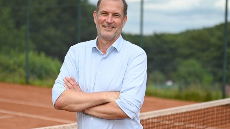„Bergisches Herrendoppel 77+“ in Pohlhausen: Peter Köhn ist der Wächter des Spielplans