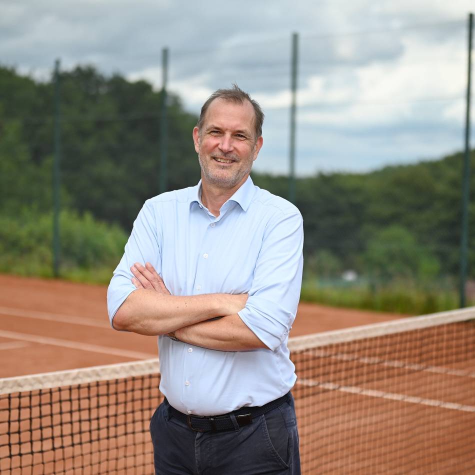 „Bergisches Herrendoppel 77+“ in Pohlhausen: Peter Köhn ist der Wächter des Spielplans