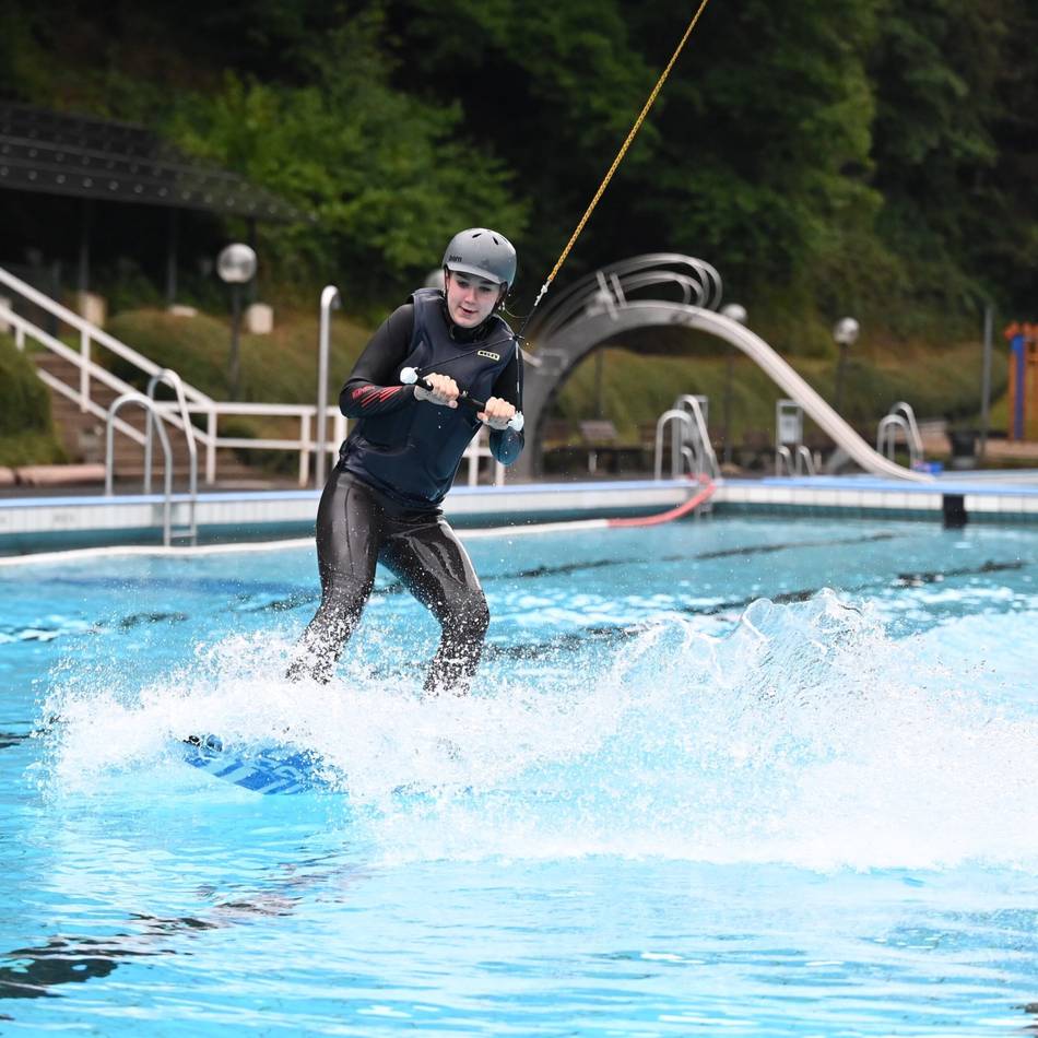 Wakepark im Freibad in Wermelskirchen-Dabringhausen: „Man hat ziemlich schnell ein Erfolgserlebnis“