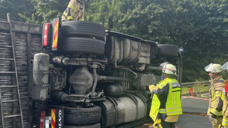 Im Autobahnkreuz Kaarst: Lkw kippt bei Wechsel von A52 auf A57 um