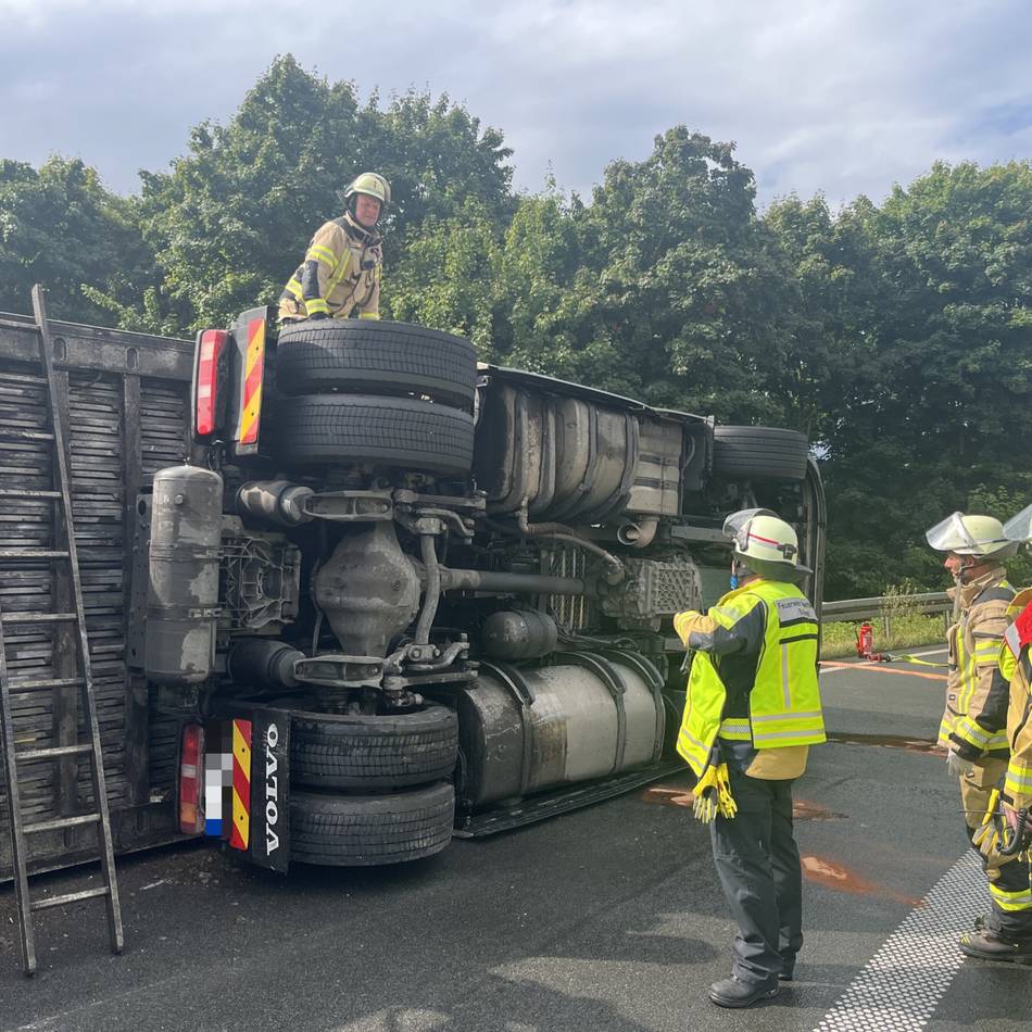 Im Autobahnkreuz Kaarst: Lkw kippt bei Wechsel von A52 auf A57 um