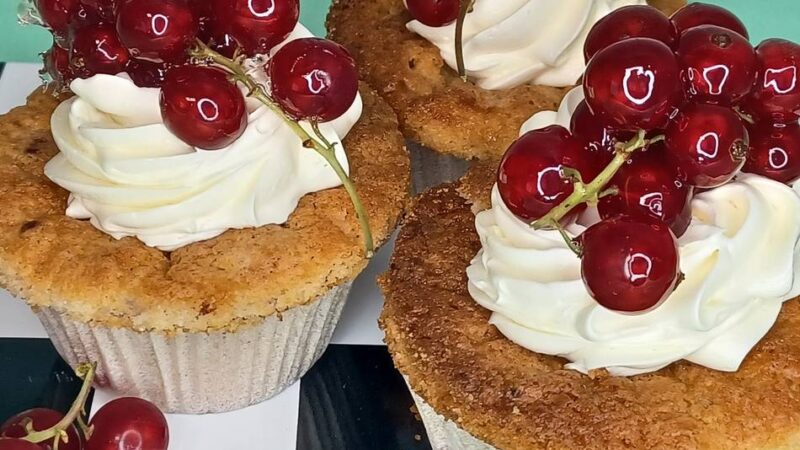 Backen wir’s an!: Johannisbeer-Cupcakes mit Frischkäsefrosting