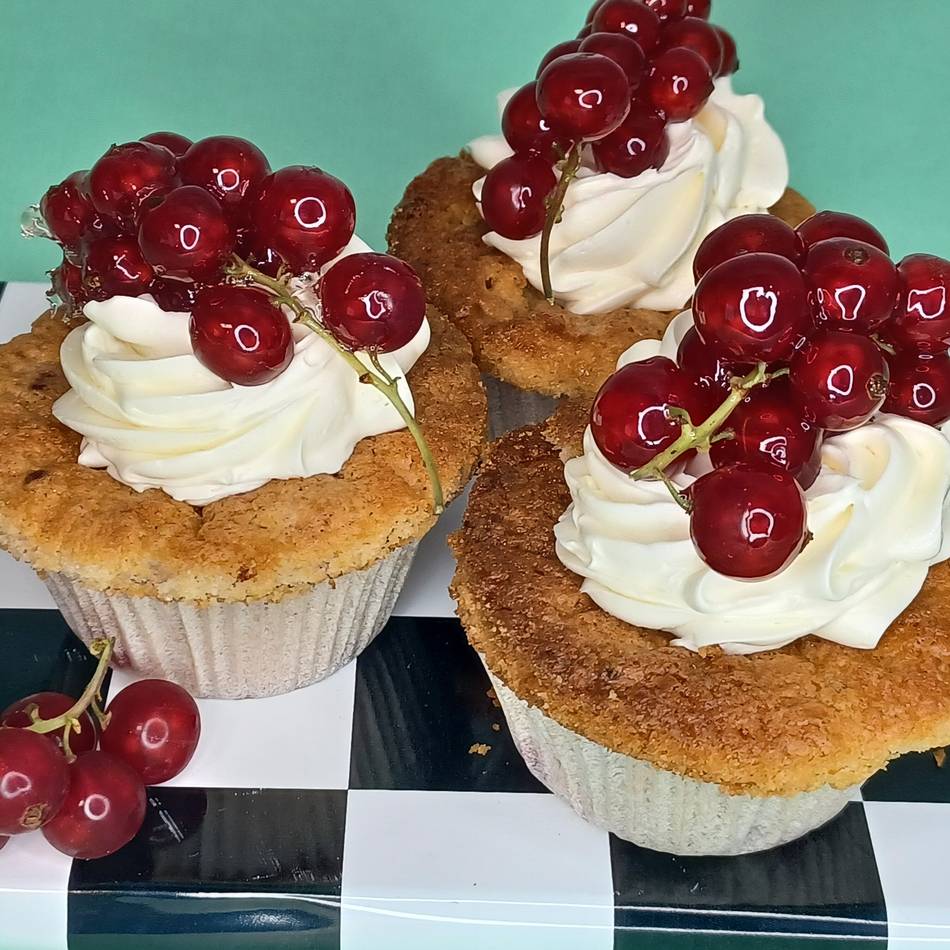 Backen wir’s an!: Johannisbeer-Cupcakes mit Frischkäsefrosting