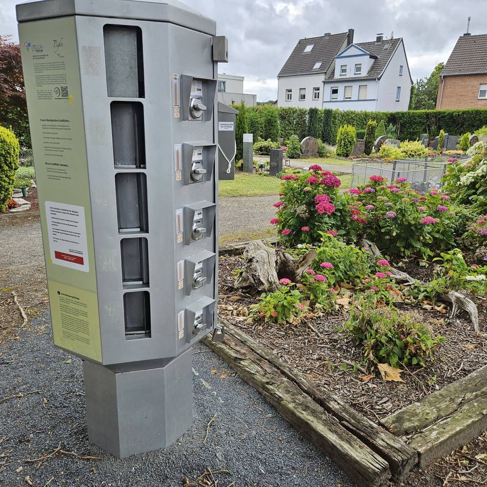 Glas statt Kunststoff: Friedhof-Automat spendet nachhaltige Grablichter in Mönchengladbach
