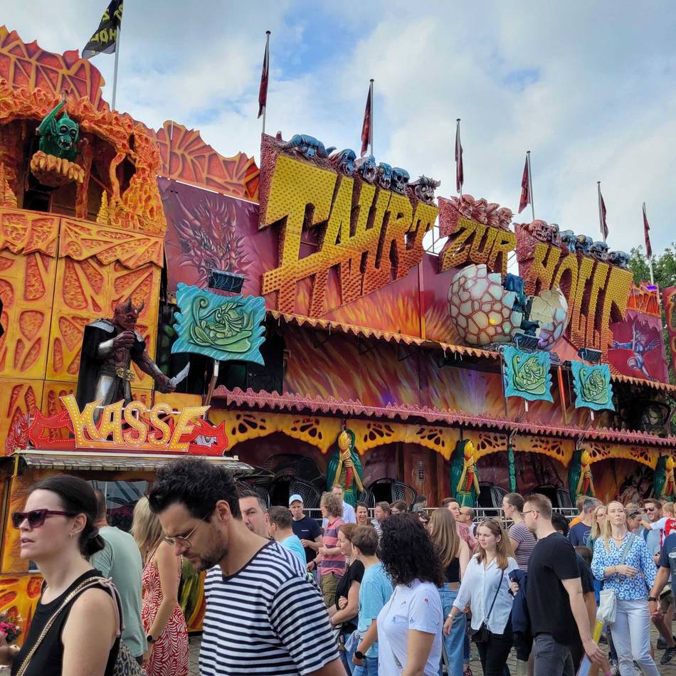 Notbremsung in Fahrgeschäft: Unfall auf der Rheinkirmes – zwei Kinder in Geisterbahn leicht verletzt
