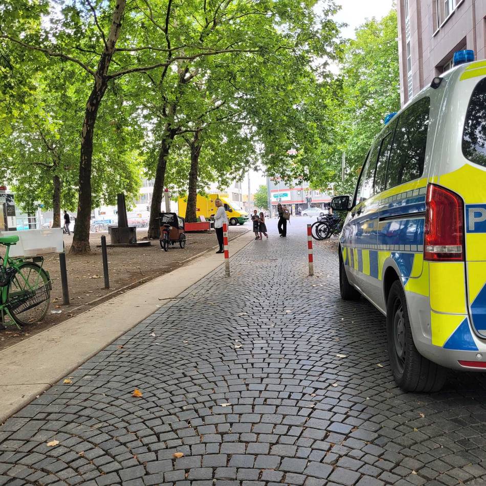 Justizzentrum in Düsseldorf: Häftling flieht aus Gericht in Oberbilk – Polizei weiter mit „verstärkten Kräften“ im Einsatz
