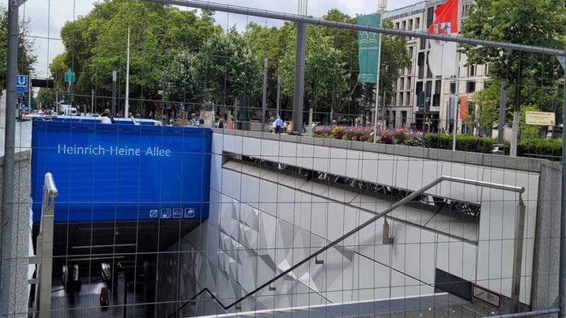 Corneliusplatz in Düsseldorf: Warum ein Zugang zum U-Bahn-Halt „Heinrich-Heine-Allee“ seit Wochen gesperrt ist