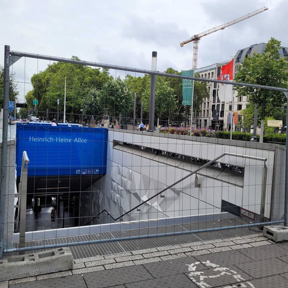 Corneliusplatz in Düsseldorf: Warum ein Zugang zum U-Bahn-Halt „Heinrich-Heine-Allee“ seit Wochen gesperrt ist