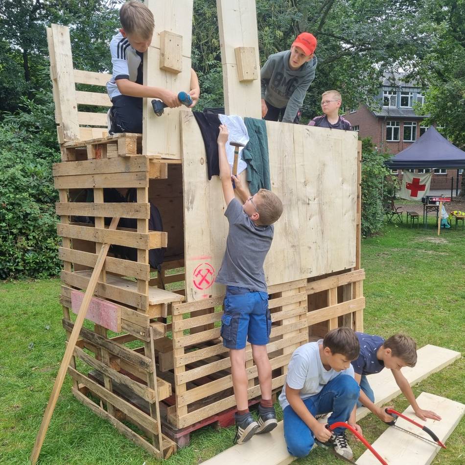 Bauspielplatz des Jugendcafés: 130 fleißige Handwerker in Jüchen-Hochneukirch