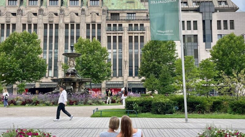 Autofreier Corneliusplatz: Bänke statt Parkplätze an der Kö in Düsseldorf