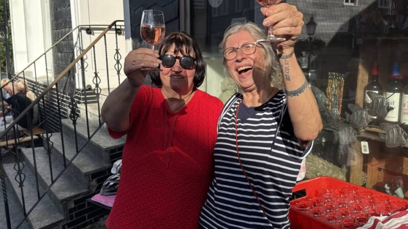 Zweite Hückeswagener Auflage: Ein „Prost“ auf Feierabendmarkt bei bestem Wetter