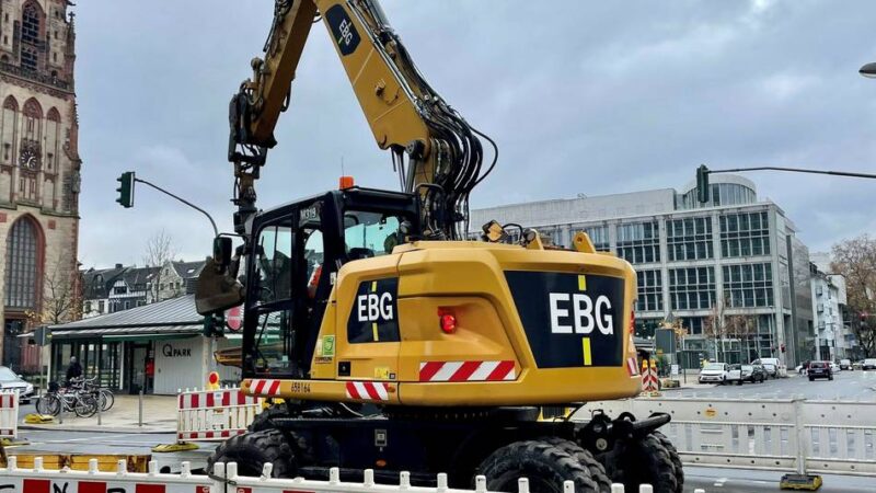 Verkehr in Düsseldorf: Friedrichstraße wegen Asphaltarbeiten eine Woche lang gesperrt
