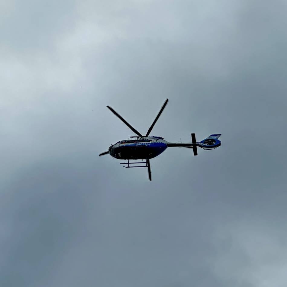 Auch Diensthund und Streifenwagen im Einsatz: Suche nach flüchtigem Einbrecher mit Helikopter in Pongs