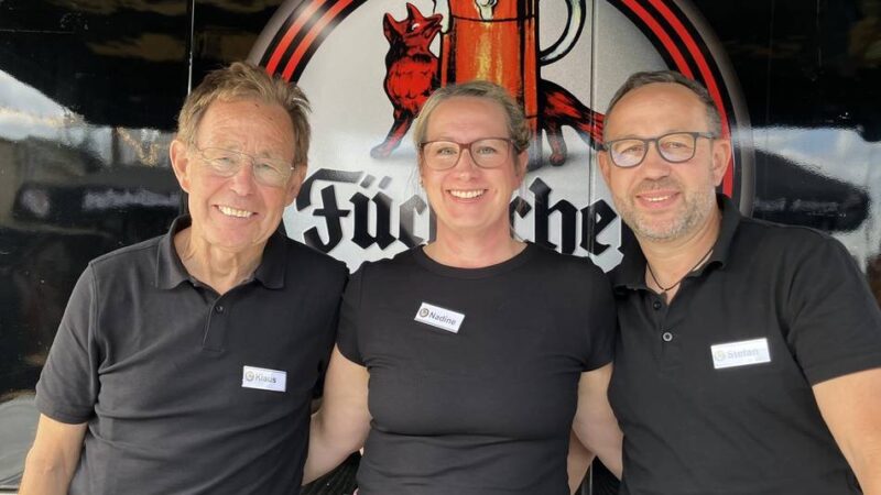 Rheinkirmes Düsseldorf 2025: Rheinkirmes-Neulinge bieten in ihrem Biergarten Düsseldorfer Spezialitäten
