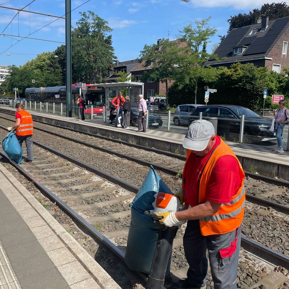 Achtköpfiges Team im Einsatz: Wie die Rheinbahn gegen die Vermüllung der Haltestellen kämpft
