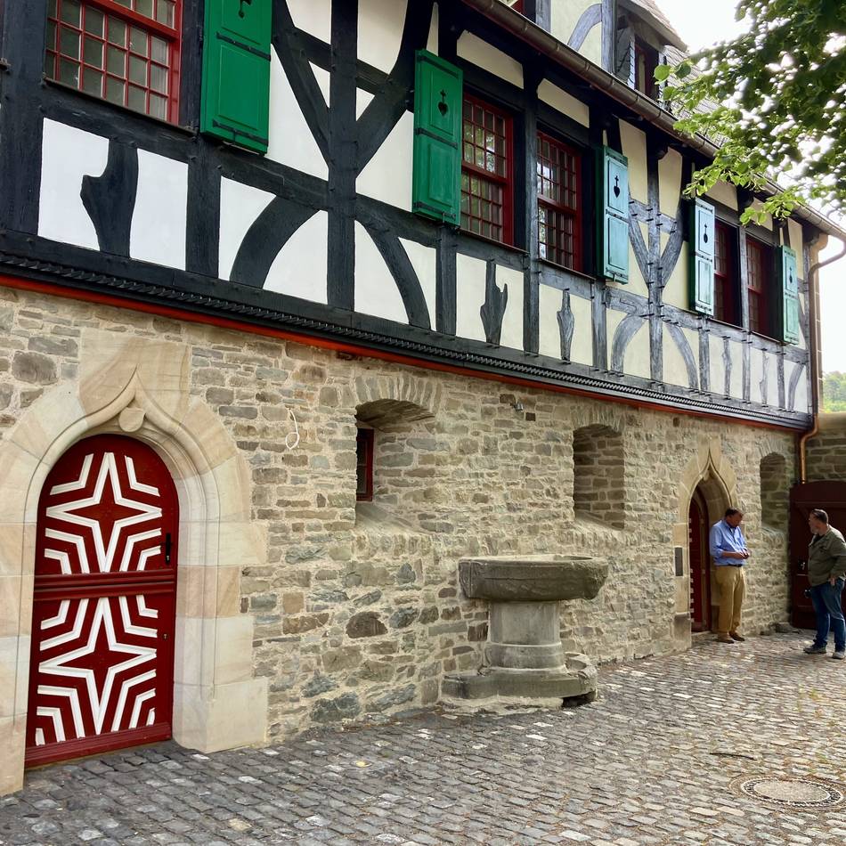Ab September für Besucher nutzbar: Neue Bibliothek öffnet in altem Pferdestall von Schloss Burg in Solingen