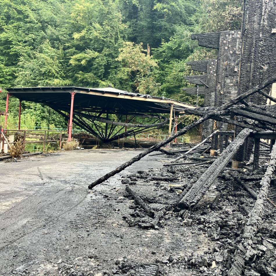 Brandstiftung nicht ausgeschlossen: Großfeuer zerstört historisches Wasserkarussell in Solinger Märchenwald