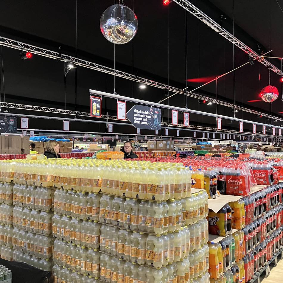 Zelte, Grillfleisch, Badelatschen: Was es im Penny-Markt bei Parookaville alles zu kaufen gibt