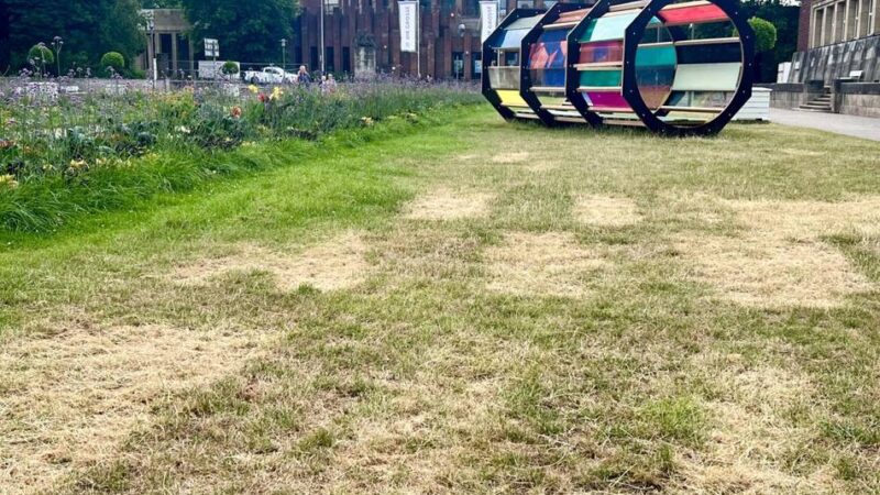 Bei der Montage für den Aufbau: Kunstwerk versengt den Rasen im Ehrenhof