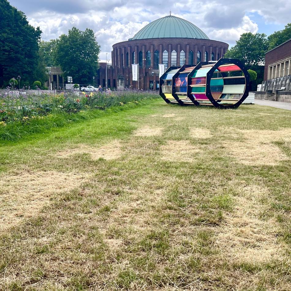 Bei der Montage für den Aufbau: Kunstwerk versengt den Rasen im Ehrenhof