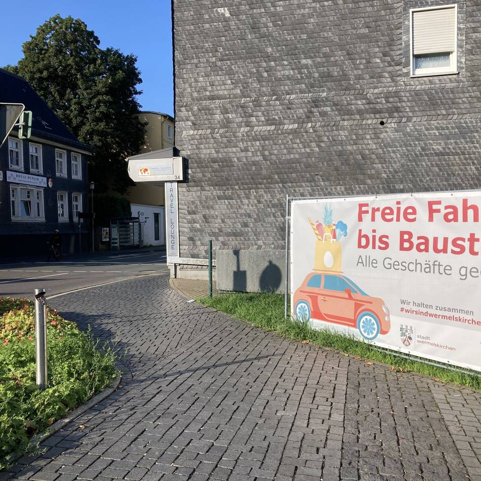Nach Brandserie in Wermelskirchen: Banner an der Zufahrt zur unteren Eich – Händler ziehen gemischte Bilanz