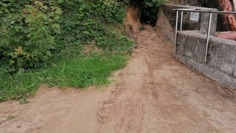 Gefahr für Fußgänger: Uferwanderweg am Kermisdahl in Kleve nach Starkregen gesperrt