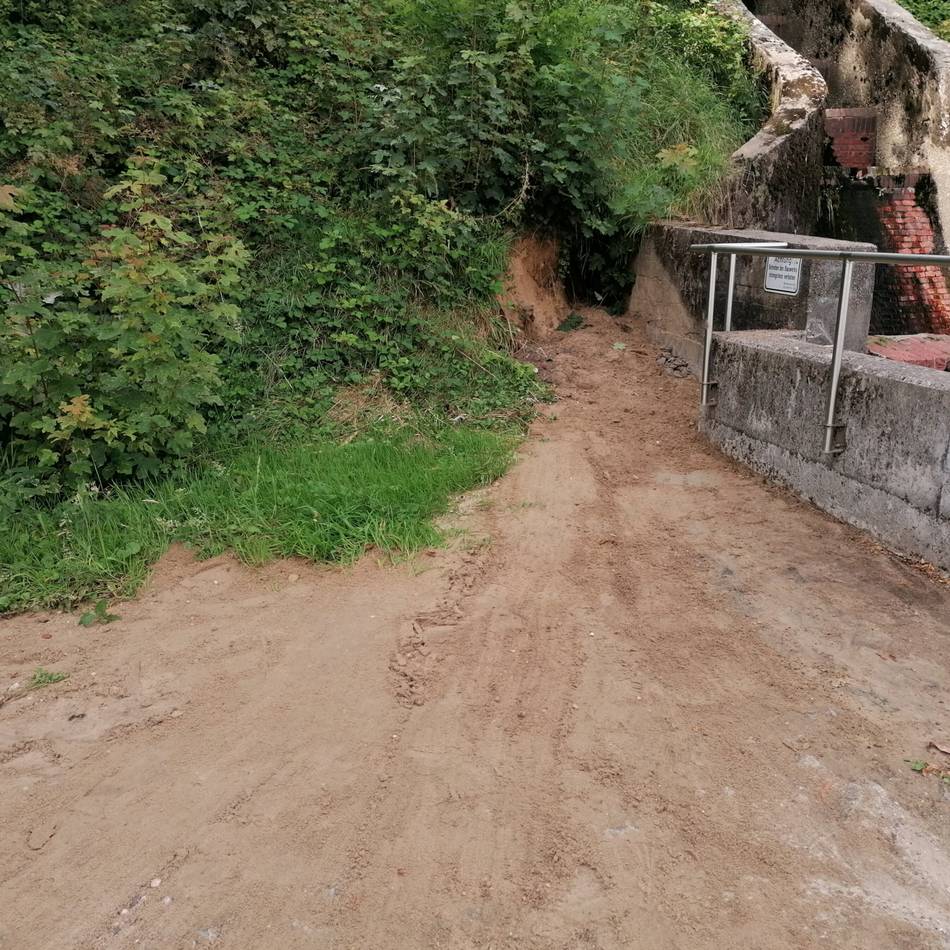 Gefahr für Fußgänger: Uferwanderweg am Kermisdahl in Kleve nach Starkregen gesperrt