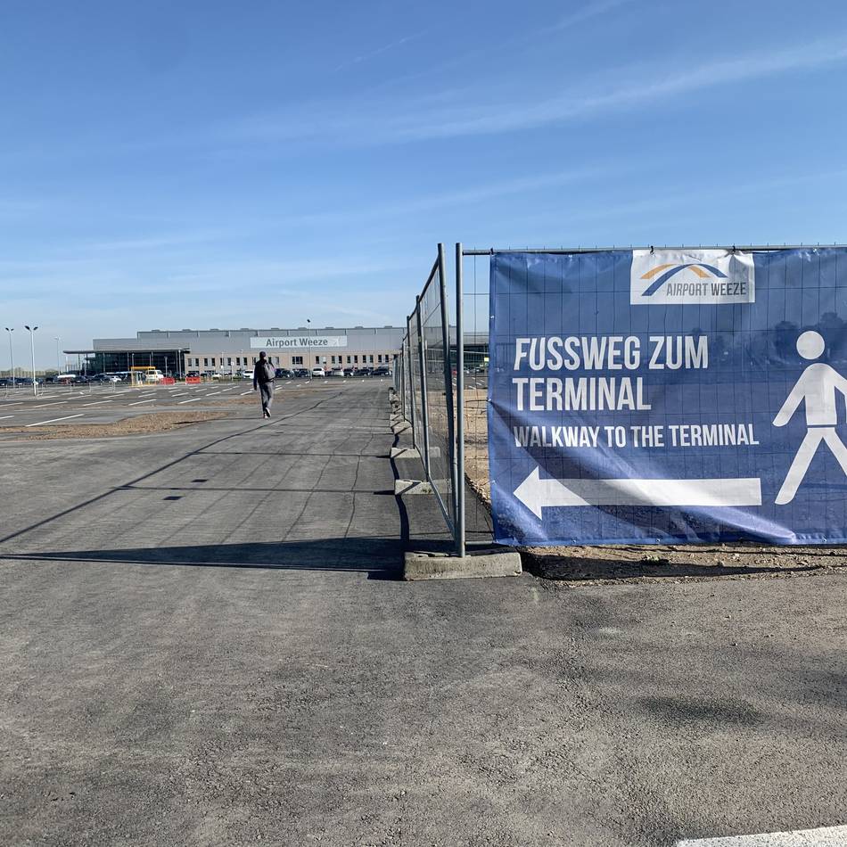 Flughafen expandiert weiter: Zu den Sommerferien 1400 neue Parkplätze am Airport Weeze