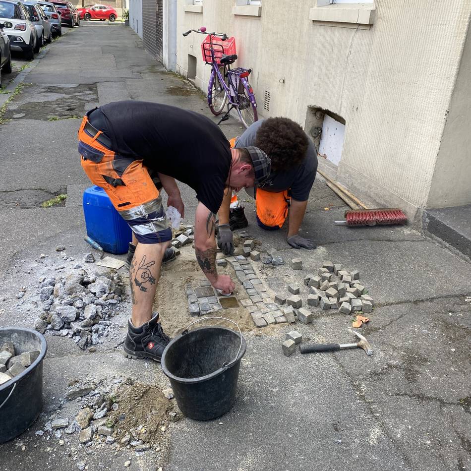 Erinnerungskultur in Krefeld: Aufregung um Hakenkreuz rund um verlegte Stolpersteine