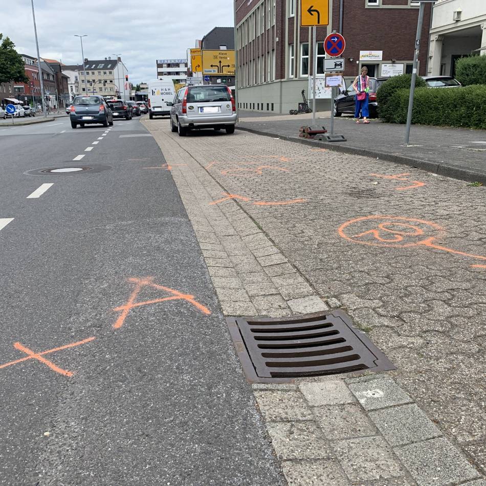 Schwerer Unfall in Geldern: Beim Rückwärtsfahren übersehen – Mann überfährt seine Ehefrau