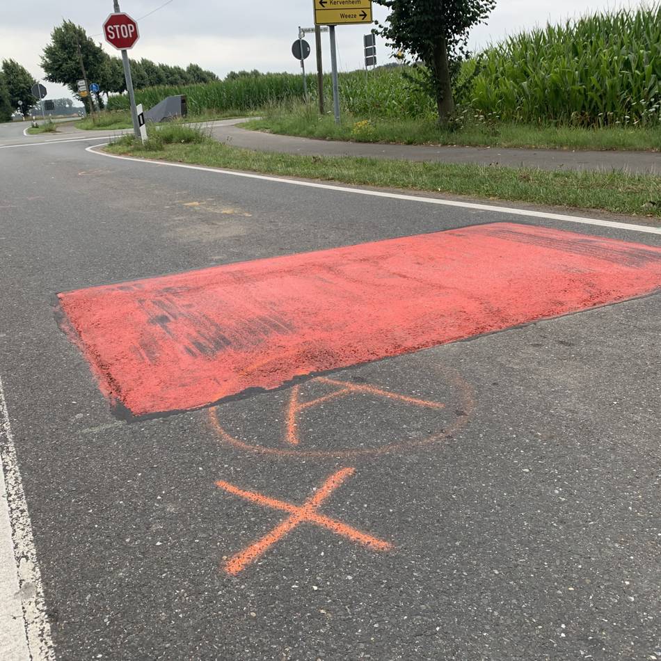 Schwerer Unfall an Unfallkreuzung in Kevelaer: „Das ist sehr unglücklich gelaufen“ – Sicherheitshuckel sorgt für schweren Unfall