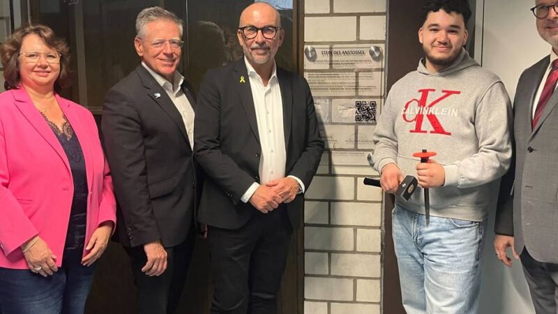 Gedenktafel gegen Hass und Rassismus: Hakenkreuz im Schulgebäude – so geht das Berufskolleg in Neuss damit um
