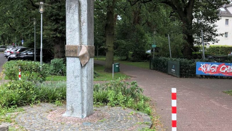 Kurioser Unfall in Kaarst: Senior lenkte Auto vom Beifahrersitz aus