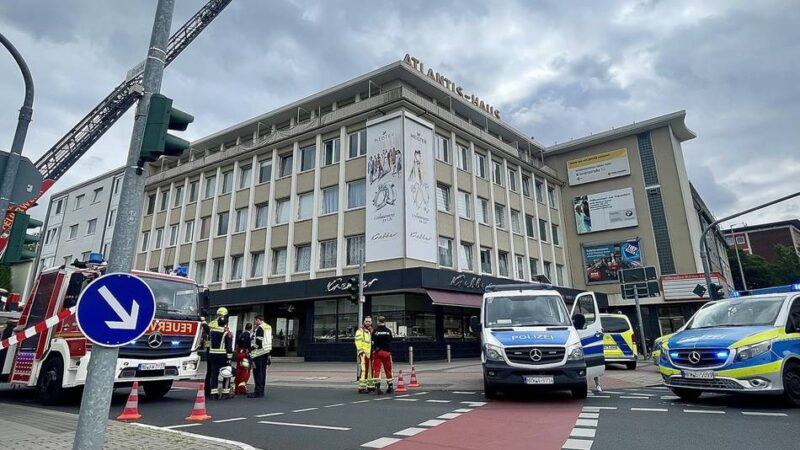 Straßen in Mönchengladbach gesperrt: Junger Mann auf einem Dach – Großeinsatz in Rheydt