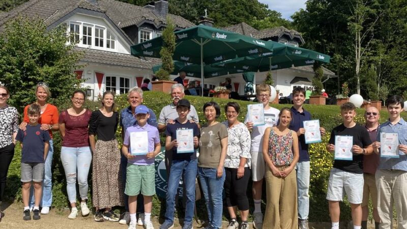 Projekt im Kreis Kleve: Golf als Schulsport – Kinder lernen erste Abschläge an Schloss Moyland