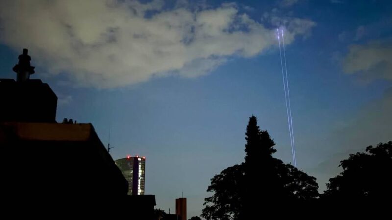 „Alien-Invasion“ in sozialen Netzwerken: Wer schießt die mysteriöse Lichtsäule in den Düsseldorfer Himmel?