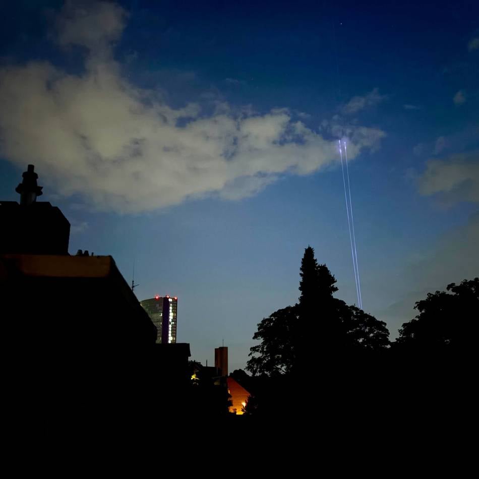 „Alien-Invasion“ in sozialen Netzwerken: Wer schießt die mysteriöse Lichtsäule in den Düsseldorfer Himmel?