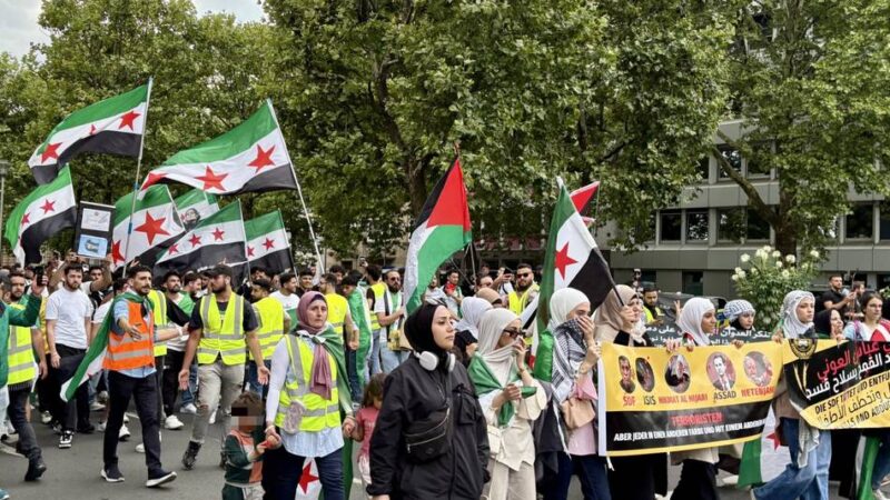 Protest am Sonntag: Hunderte Syrer demonstrieren in Düsseldorf – keine Zwischenfälle