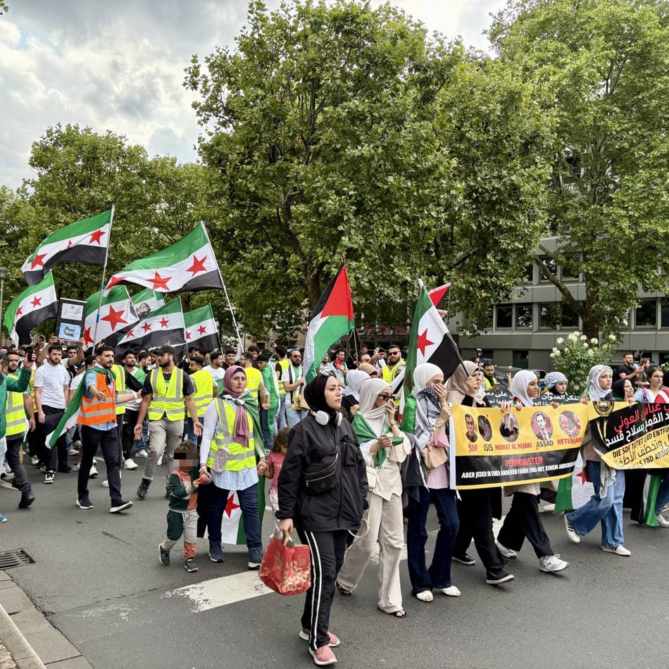Protest am Sonntag: Hunderte Syrer demonstrieren in Düsseldorf – keine Zwischenfälle