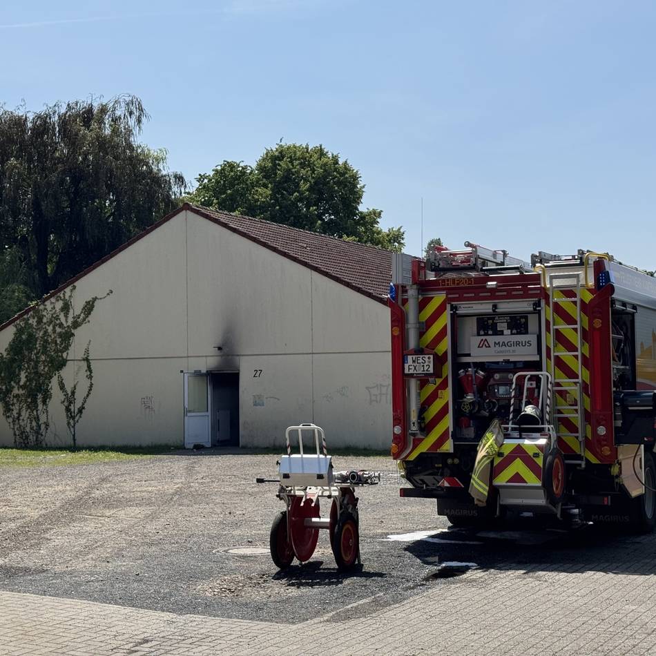 Ermittlungen laufen noch: Nach Feuer in Unterkunft in Xanten – Anfangsverdacht gegen zwei Bewohner