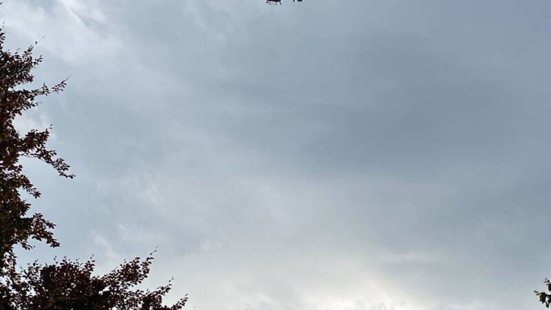 Verkehrsunfall in Kaarst: Polizei sucht mit Hubschrauber nach flüchtiger Autofahrerin