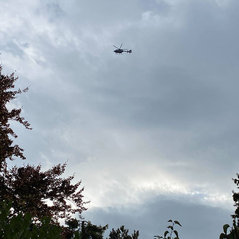 Verkehrsunfall in Kaarst: Polizei sucht mit Hubschrauber nach flüchtiger Autofahrerin